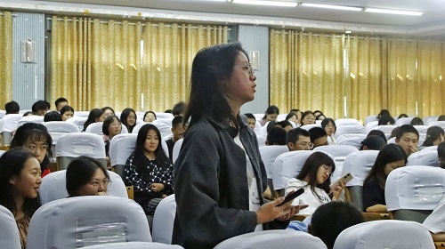 fb11359b35f04411a0e493059727b34f.jpg 学生提问.jpg